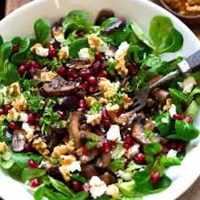Feldsalat Mit Gebratenen Pilzen Feta Und Walnussen Kochkarussell Rezept Feldsalat Rezept Gesunde Rezepte Leckere Salate