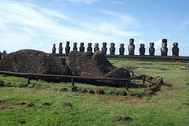 Rapa nui là dân cư bản địa polynesia trên đảo phục sinh ở thái bình dương.người dân rapa nui hiện chiếm 60% dân số của đảo phục sinh, còn một phần lớn dân số của họ cư trú tại chile lục địa. Hd Wallpaper Easter Island Rapa Nui Moai Chile Sky Old Ruin Grass Wallpaper Flare