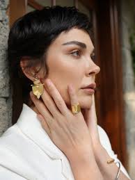 Aklın cinsiyeti yoktur... zihin gücünün cinsiyeti yoktur. Erkeklerin  görevleri ve kadınların görevleri, erkeklerin alanı ve kadınların alanı  hakkındaki fikirler sadece keyfi fikirlerdir." Josephine Donovan