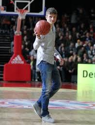 Alexander hassenstein / bongarts/getty images sami khedira (l.) und emre can verlassen ebenfalls den bus foto: Thomas Muller