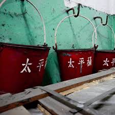 紗廠保育誌 太平桶與舊木門板 保育 除了將建築物保存 改建及活用外 建築物內的每一件小物件我們也珍而重之 設計師把當時紗廠用作救火的太平桶及棄置的木門板 融入南豐紗廠新建築的設計中 在改建後 太平桶及棄置的木門框將變身成為指示牌 使這些歷史