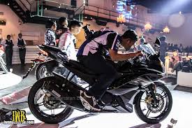 Jajaran motor merk kawasaki ninja 250 cc dari 2021 hingga motor tahun 2015. Test Ride Versi Otomotif Top Speed Yamaha Yzf R15 Mampu Imbangi Honda Cbr150r Iwanbanaran Com