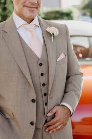 Stilvolles Brautigam Styling Mit Beigem Anzug Und Accessoires In Altrosa Rock N Roll Hochzeit In Mittelfra Beige Anzuge Hochzeit Beige Hochzeit Beige Anzug
