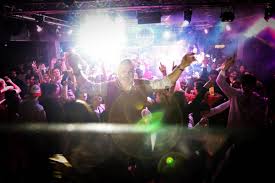 Une sortie en boite est un moment que l'on attend avec impatience, rire, s'amuser, danser, écouter de la musique… un moment également empreint de séduction. Derniere Danse Pour Les Discotheques Plongee Dans Le Blues Des Dancefloors Paris 75000