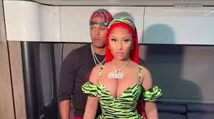 Nicki minaj's husband really wants to be there for the birth of the couple's first child. Nicki Minaj Flaunts Massive Wedding Ring From Husband Kenneth Petty