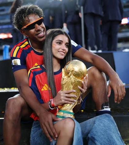 📸 - Lamine Yamal with his girlfriend celebrating.