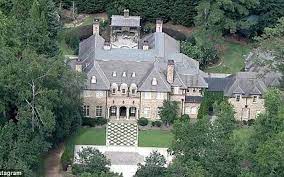 Grammy winner r.kelly's former lakeview home in chicago is up for sale. Defend R Kelly S House By Peeing On Invaders Home Facebook