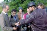 Franky (benicio del toro) tocmai a furat un diamant foarte valoros pe care trebuie sa îl livreze la avi,un mafiot periculos din new york, dar pe traseu ,face escala la londra,unde după multa munca de lămurire se lasă convins de boris. Unde Dai Si Unde Crapa