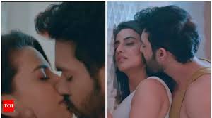 Akshara Singh gets trolled for her intimate in the latest song Kitne  Jhoothe | Bhojpuri Movie News - Times of India