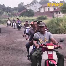 Makan kupat kuah santan, bila ada kesalahan, saya mohon pengampunan. Khairunnisa Aqilah Qila1994 Twitter