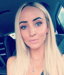 Kerrie Lee's Instagram, Twitter & Facebook