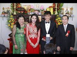 Hai vợ chồng và cô con thủy tiên tổ chức sinh nhật cho chồng đơn giản nhưng ấm áp tại phòng khách gia đình. Ä'am CÆ°á»›i Thá»§y Tien Cong Vinh Hang Loáº¡t Sieu Xe Sáº½ Ä'on Khach Tá»« Sai Gon Vá» Kien Giang Youtube