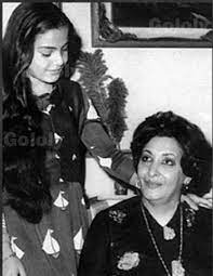 وتعلقت الصغيرة شريهان برقبته سعيدة وهي تضحك وتغني، وقبلت شقيقها وكانت في أوج سعادتها. Ø´ÙŠØ±ÙŠÙ‡Ø§Ù† Ø·ÙÙ„Ø© Ù…Ø­Ù…ÙˆÙ„Ø© Ø¹Ù„Ù‰ Ø°Ø±Ø§Ø¹ ÙˆØ§Ù„Ø¯ØªÙ‡Ø§ ØµÙˆØ± Ù†Ø§Ø¯Ø±Ø©