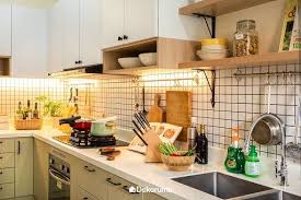 Terdapat banyak cara untuk mengubah secara visual geometri ruang termasuk membuat dapur panjang sempit yang tidak begitu memanjang. 7 Ide Backsplash Dapur Bikin Dinding Jadi Aman Dan Cantik