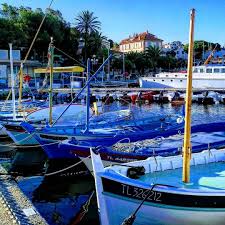 Les Barques De Pecheurs Dans Le Port De Porquerolles Le Matin Avec Leur Palette De Couleurs Saturees Photooftheday Gs