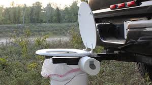 Bevor sie einen fahrradträger mit besonders vielen plätzen bestellen, schauen sie auf die maximale traglast und vergleichen diese mit. Bumper Dumper Das Klo Fur Die Anhangerkupplung Auto Motor Und Sport