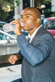 Trova l'immagine taglio di capelli afro vettoriale stock perfetta. Giovane Affascinante Uomo D Affari Africano Con Capelli Corti Foto D Archivio Crushpixel