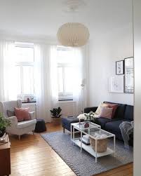 Eine Kleine Gallery Wall Und Eine Tolle Deckenleuchte Bringen Leben In Dieses Wohnzimmer Das Kusche Wohnzimmer Einrichten Wohnzimmer Grau Wohnzimmer Gestalten