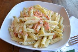 La pasta al salmone è uno dei pochi primi piatti a base di pesce che accontenta sia grandi che piccini. Pennette Al Salmone