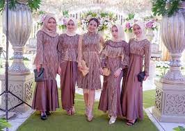 Gaya seragam bridesmaid ala selebgram nabila hatifa, iymel, dwi handayani, dan mega iskanti ini bisa menjadi pilihan. Baju Bridesmaid Satin Radea