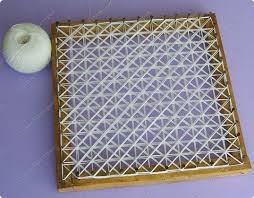 Variation Fortunately It Has Good Photos Since It Is Written In Arabic Not On My List Of Easy To Figure Out Languages Weaving Yarn Loom Weaving Loom Craft