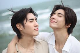 Ủa ê, nhưng anh Peter Pan bị điếng tìng à? Bị Khun Tada nhập à? Dù trong  bức ảnh nào, có tạo dáng kiểu nào thì ánh mắt ảnh vẫn chỉ dán