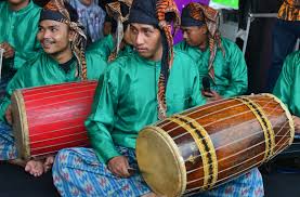 Alat musik rebab merupakan salah satu alat musik tradisional yang terdapat di jawa barat, karena alat musik gendang ini sangat berkualitas, terkadang ini terbuat dari bahan kayu kelapa, cempedak. Infopublik Alat Musik Gendang Bulo