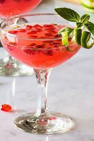 How to prepare the christmas punch, an alcoholic drink perfect to serve during winter holidays: 50 Easy Christmas Cocktails 2020 Holiday Drink Recipe Ideas To Keep You Warm