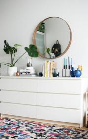 Ein Spiegel Uber Der Malm Kommode Sieht Edel Aus Und Ist Eine Schone Alternative Zum Klassischen Wandbild Haus Deko Zimmer Dekor Ideen Dekor