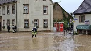 „verkehrsteilnehmer werden gebeten, diese gebiete zu meiden und wenn möglich auf die teilnahme am straßenverkehr zu. So Kampft Lorrach Hauingen Mit Dem Hochwasser Youtube