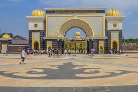 Crowned by more than 20 gleaming golden domes, the palace is, indubitably, the crowned jewel of kuala lumpur. Book Tours Activities In Kuala Lumpur Topguide24 Com