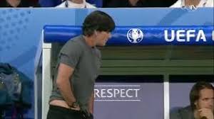 Joachim (jogi) löw (schönau im schwarzwald, 3 februari 1960) is een duits voetbaltrainer.hij volgde op 12 juli 2006 jürgen klinsmann op als bondscoach van het duitse nationale elftal.löw werd in januari 2015 verkozen tot fifa coach van het jaar. German Coach Joachim Low Sniffs His Private Body Parts Youtube