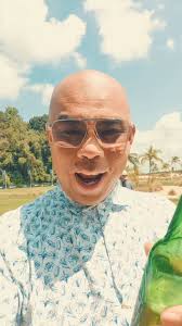 不要試圖改變一個三觀不正的人，因為爛泥永遠扶不上牆，刻在骨孑裡的東西是改不掉的，成年人的世界只篩選不教育，伴侣，朋友，合伙人皆是如此，收起改變他人的執著，人教人教不會，事教人一次就够了，因為人是叫不醒的，人，只會痛醒！,  Alan大叔語錄