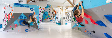 Il bouldering è un'attività di arrampicata su massi nata intorno agli anni settanta.i massi possono essere naturali o artificiali, come nel caso delle competizioni. Boulderwelt Munchen West Neue Wande Neue Boulder Neue Halle Alle Anderungen Im Uberblick