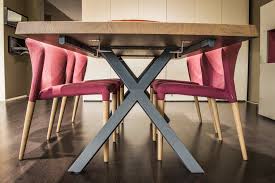 Chaise classique dossier haut, très élégante et confortable.la structure se révèle très robuste et donc particulièrement indiquée pour une utilisation quotidienne intense.la sinueuse forme de l'ossature se fera apprécier surtout dans les intérieurs classiques.le tissu en photo est disponible sur demande. The Club Room Acounta