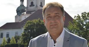 Simon Róbert Balázs úgy mutatta be női képviselőtársát, mint egy fehér  galambot