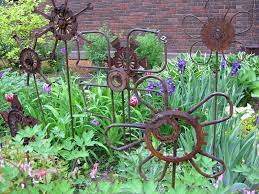 Diy Junk Garden Art The Garden Glove Metal Garden Art Garden Art Yard Art