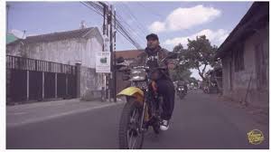 Yang mampu membuatku tersadar dan sedikit menepi. Chord Gitar Mencintai Dalam Sepi Ngatmombilung Menepi Cover Guyon Waton Link Download Mp3 Tribun Padang