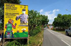 Billboard artinya papan iklan, yaitu papan berukuran besar yang mana papan tersebut diberi tulisan atau gambar yang bermuatan iklan, pengumuman atau promosi produk. Perbedaan Billboard Baliho Dan Spanduk Serta Persamaannya Desain Logo Design Elegan Perusahaan Akarapi Online Indonesia