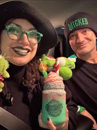 Looking back at our @wickedmovie outing at @unistudios 🤩💖💚 I love how  much theming and themed treats this movie got. Even a whole Christmas tree  themed to the movie🤩💖💚 The shake at #