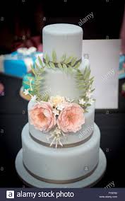Essbare blüten könnt ihr vielseitig einsetzen: Dekorative Hochzeitstorte Mit Essbaren Blumen Bei Kuchen International The Sugarcraft Kuchen Dekorieren Und Backen Show In London Stockfotografie Alamy
