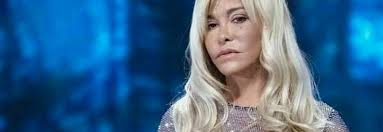 Vera Gemma chiude con i baby fidanzati: «Ho bisogno di un uomo maturo a cui  non devo sempre pagare tutto»