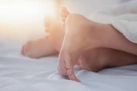 Akan tetapi saat melakukan malam pertama sepasang suami istri harus tahu adab ataupun tata cara saat melakukan bermesraan. 7 Cara Mengurangi Rasa Sakit Di Malam Pertama Halaman All Kompas Com