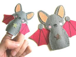 Il suffit ensuite de recouvrir le bristol de feutrine (en la collant soigneusement) pour cacher les contours de la chaussettes, puis d'ajouter la langue à l'intérieur, à l'instar de celles le mouton : Marionnette De Doigts Une Chauve Souris