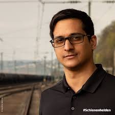 Schienenhelden: Michel Müllenmeister ist Fahrdienstleiter in der PD Koblenz  und arbeitet dort in mehreren Stellwerken. Für ihn hat sich die Arbeit  bisher kaum verändert. Das Wichtigste für Michel: Gerade in dieser schweren