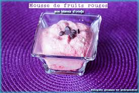 Une fois battu, le lait concentré non sucré se transforme en masse légère et aérienne ce qui… voici une délicieuse recette de charlotte avec des fruits rouges et du chocolat blanc.les enfants adorent (et les parents aussi !) Mousse De Fruits Rouges Aux Blancs D Oeufs Quelques Grammes De Gourmandise