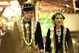 Seperti namanya, riasan ini identik dengan hiasan melati membentuk lilin yang diletakkan di kepala, diantara cunduk mentul. Melati Si Putih Kecil Yang Cantik Untuk Rias Tradisi Weddingku Com
