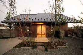 Ein modernes architekturdesign zeigen ein paar kubische kastenförmige häuser. Ein Japanisches Holzhaus Modern Interpretiert
