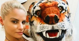 Dj, playmate of the year 2007. Metzker Vikirol Csak Egyetlen Ember Tudta Hogy Ot Rejti A Tigris Jelmez Femcafe