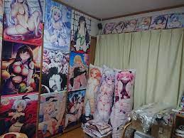 画像】 実家住みこどおじの俺、エロタペストリーで部屋を飾った結果癒しの空間になるｗ : 虹萌えニュース速報